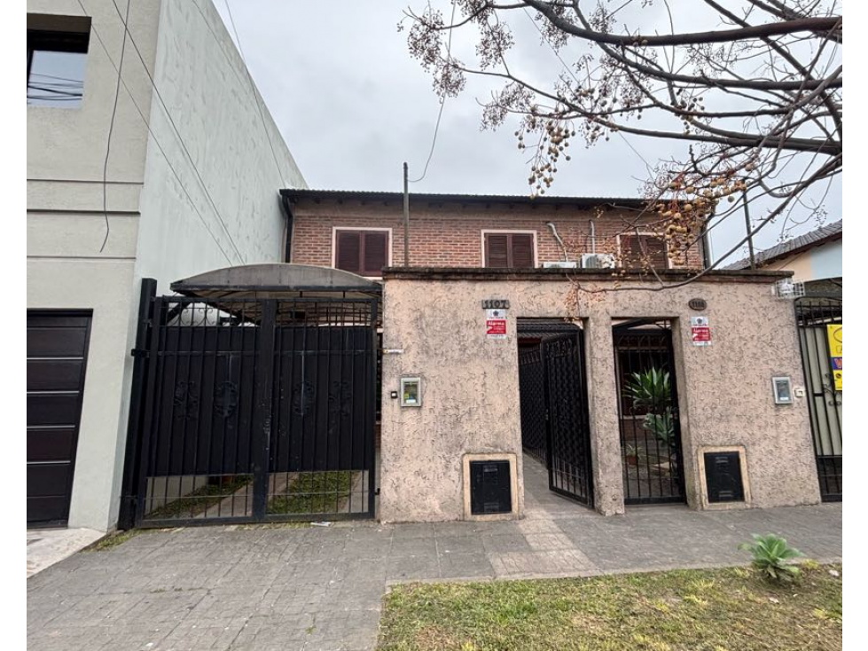 Duplex con tres dormitorios, jardin y cochera en venta - 1