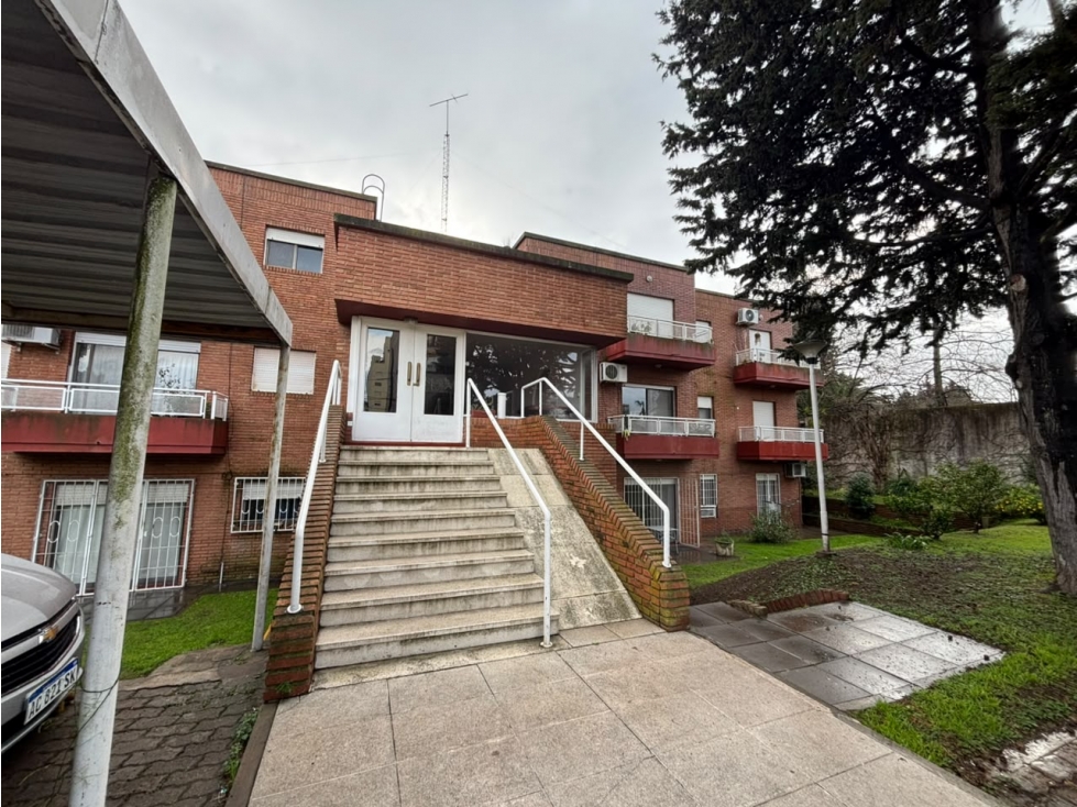 Departamento con dos dormitorios, balcon y cochera en alquiler