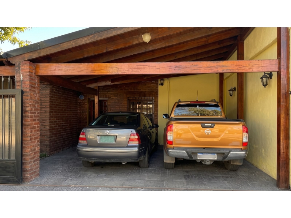 Casa con 3 dormitorios, cochera, jardin y quincho en venta - 2