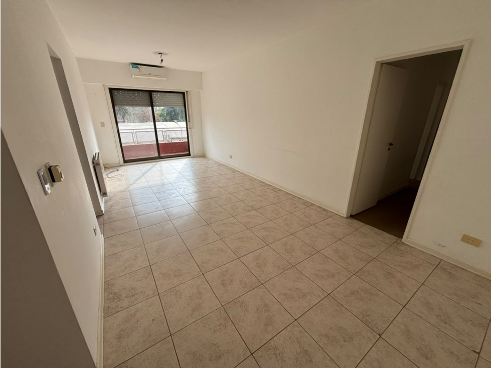 Departamento con dos dormitorios, balcon y cochera en alquiler - 3