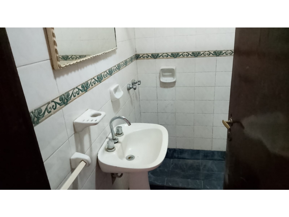Vendo casa en Paso del Rey sobre amplio lote - 5