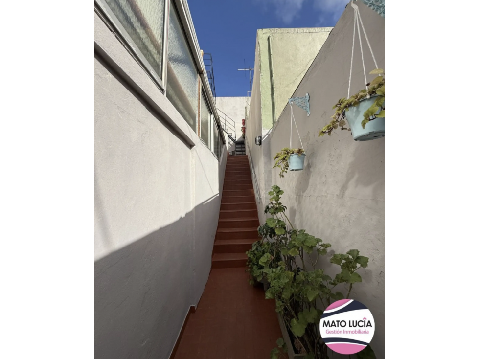 IMPECABLE PH PRIMER PISO POR ESCALERA CON BALCON Y TERRAZA - 1