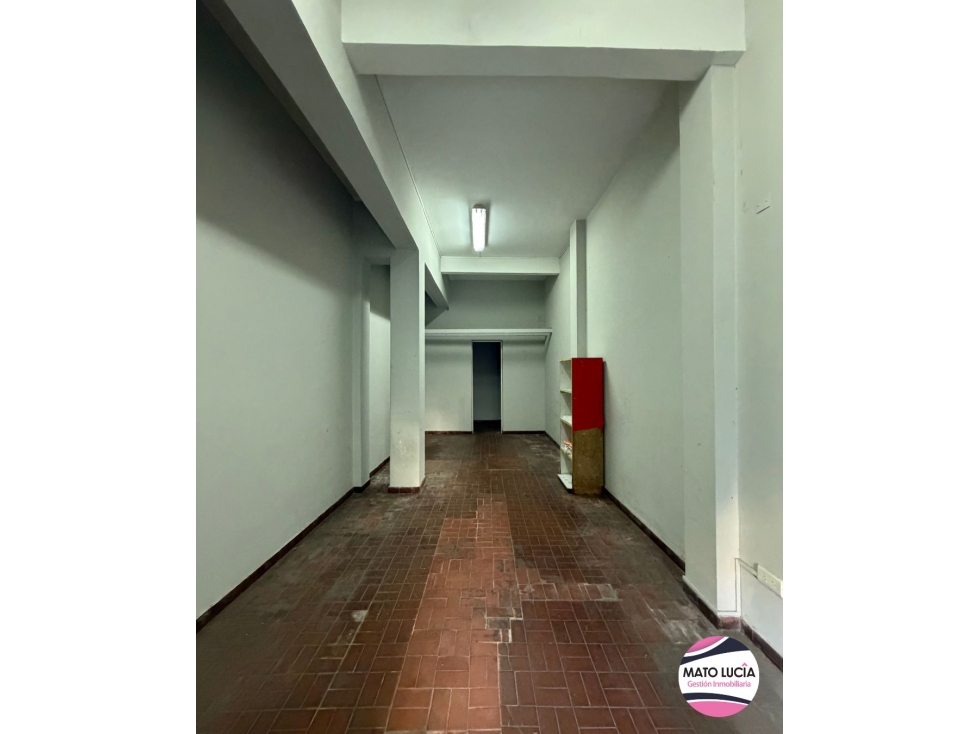 LOCAL CON VIDRIERA - EXCENTE ZONA - 3