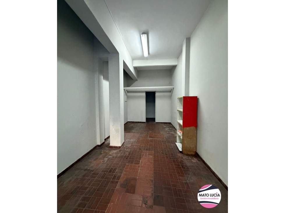 LOCAL CON VIDRIERA - EXCENTE ZONA - 4