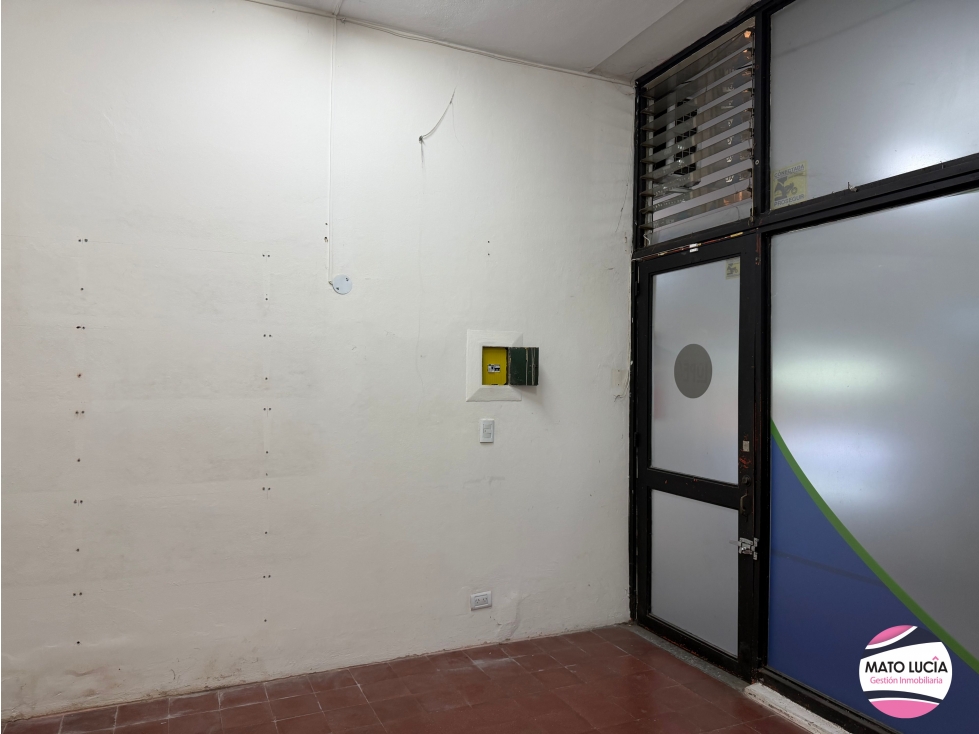 LOCAL EN GALERIA - A MTS DE AV. DEL LIBERTADOR - 5