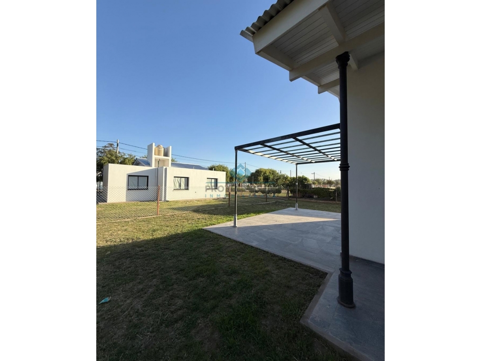 VENTA -CASA 2 DORMITORIOS - COLONIA CAROYA - 4