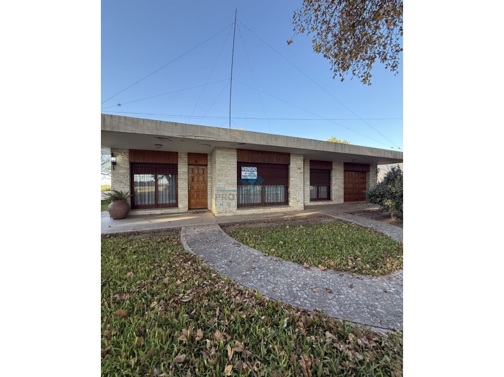 VENTA - CASA 3 DORM A REFACCIONAR - AV. SAN MARTÍN - COLONIA CAROYA - 3
