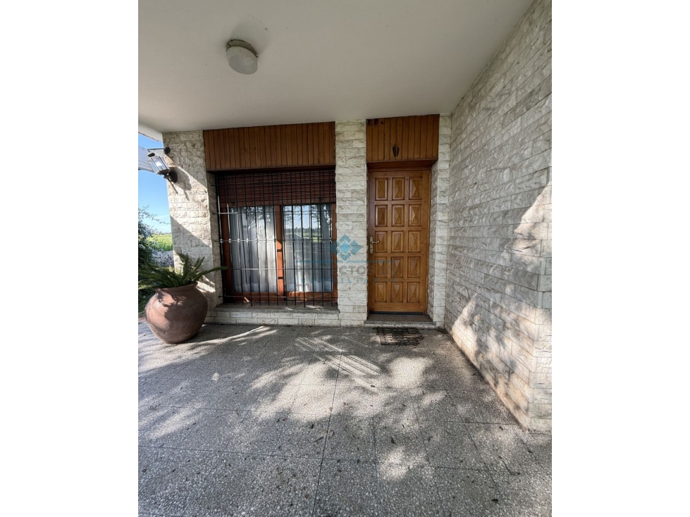VENTA - CASA 3 DORM A REFACCIONAR - AV. SAN MARTÍN - COLONIA CAROYA - 4