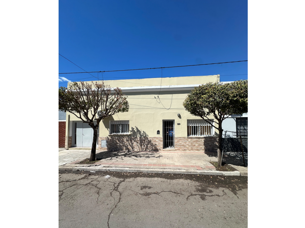 ALQUILER CASA CON GRAN PATIO B° TALLERES - 1