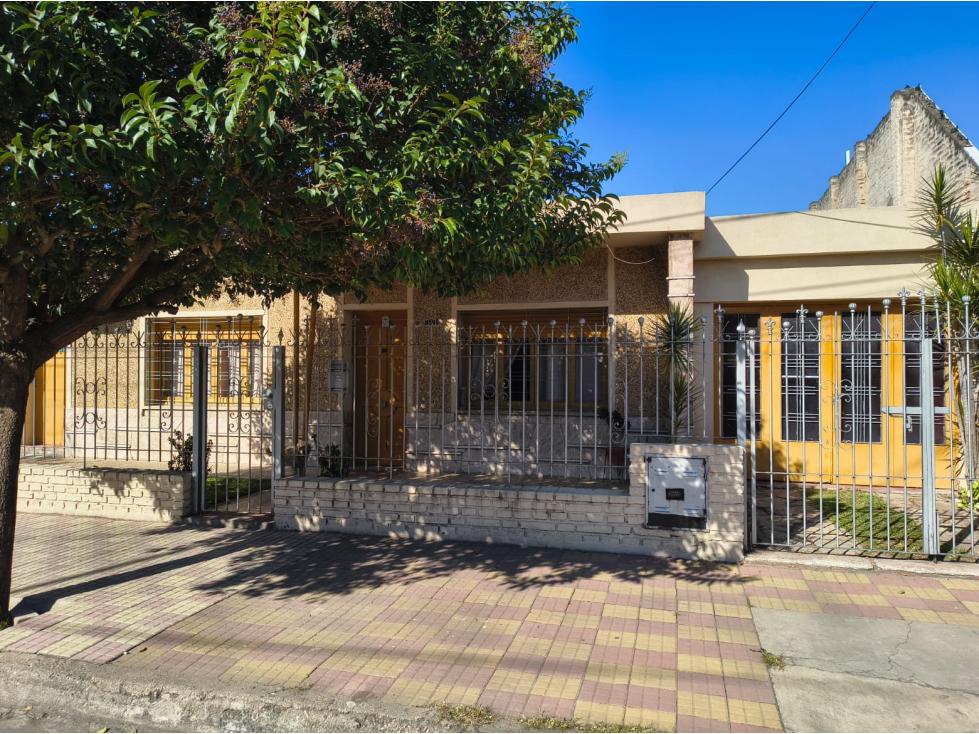 VENTA CASA 2 DORM + DEPTO en Bº AYACUCHO