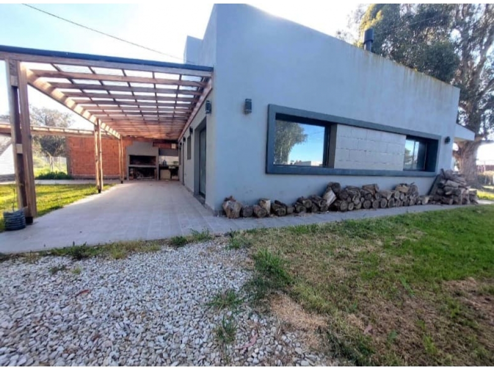 Venta casa moderna en esquina, Camet Norte