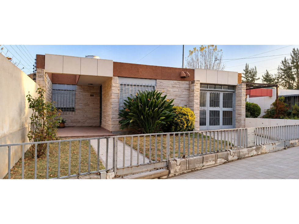 Casa + Segunda Vivienda | 6 Dorm. | Amplio Jardín | Godoy Cruz - 1