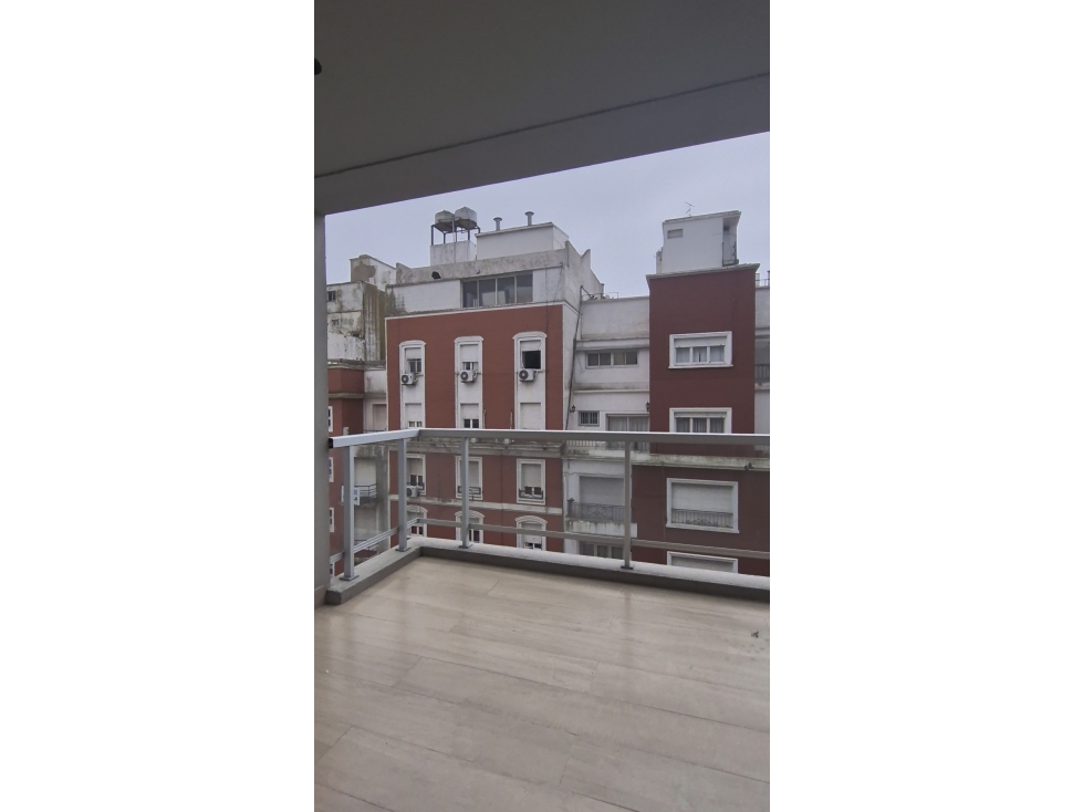 2 ambientes a la la calle con balcón - Vista a Plaza Colón - 3