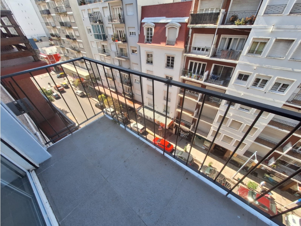 Ambiente a la calle con balcon - A nuevo - Santa Fe y Rivadavia — foto 4