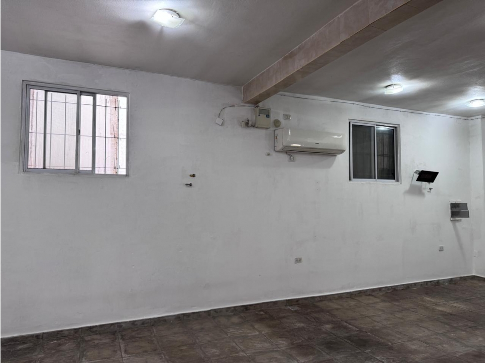 IMPECABLE LOCAL ESQUINA EN ALQUILER. ITUZAINGO NORTE. - 4