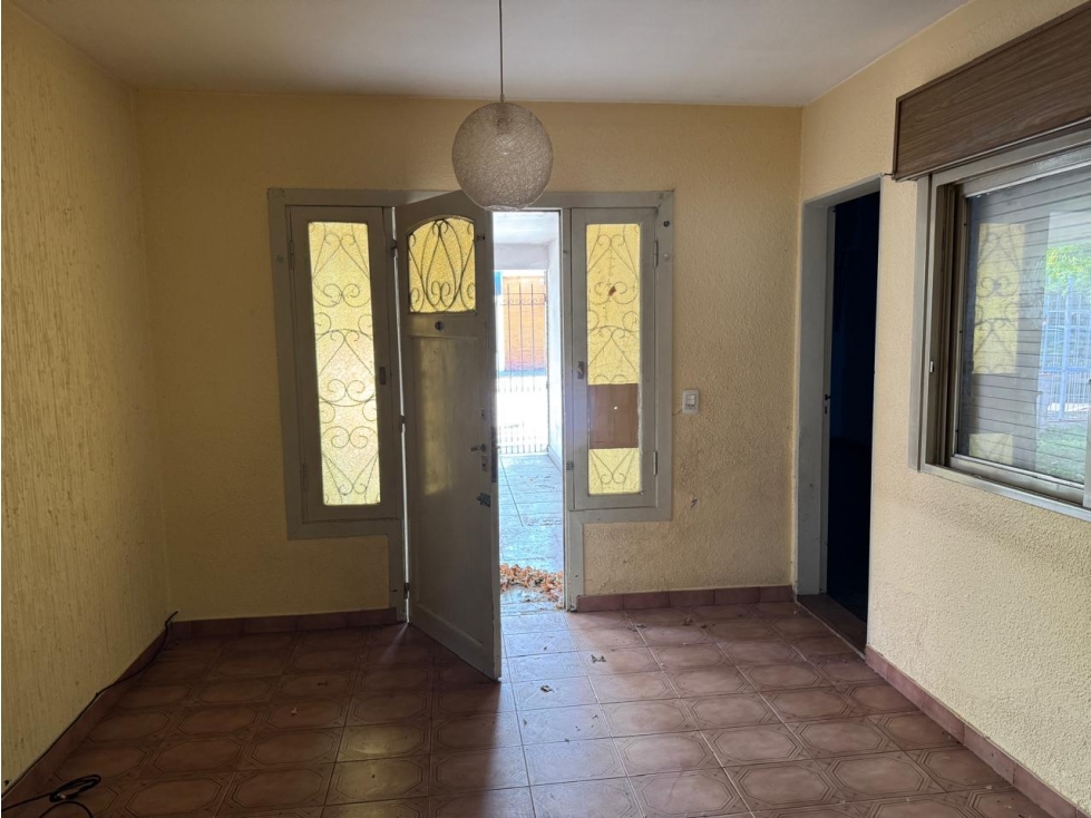 CASA AMERICANA EN VENTA. CASTELAR NORTE. EXCELENTE UBICACION - 3