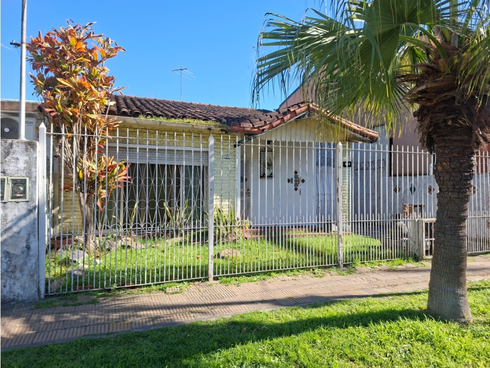 CHALET CON DEPTO EN VENTA. EXCELENTE UBICACION ITUZAINGO NORTE.