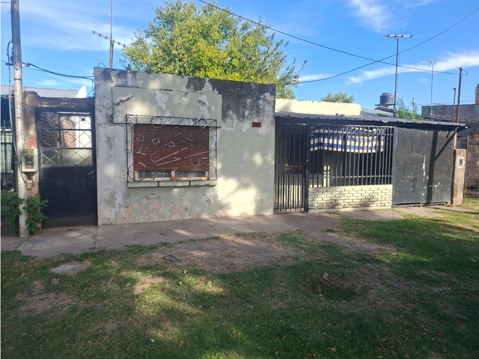 AMPLIA CASA AMERICANA A MEJORAR. MORENO. LOMAS DE MARILO EN VENTA.