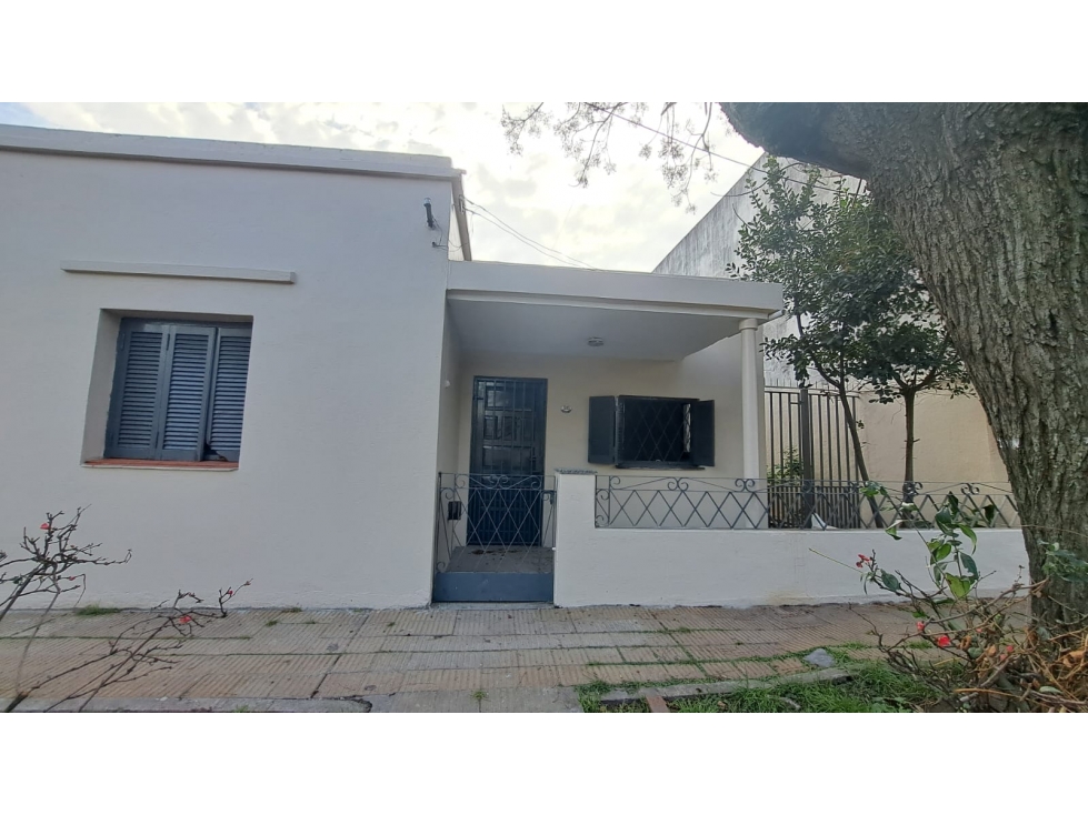 CASA AMERICANA EN VENTA. A 120 MTS. ACCESO OESTE.