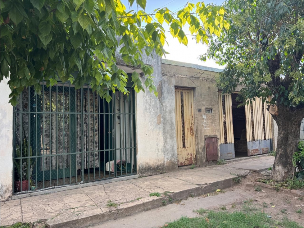 CASA AMERICANA CON LOCAL EN VENTA. ITUZAINGO NORTE