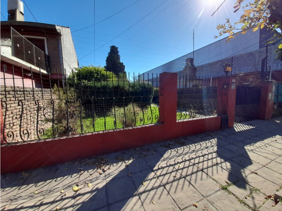 IMPORTANTE PROPIEDAD. CASA, GALPON Y DEPTO. ZONA INDUSTRIAL 500 MTS2 — foto 2