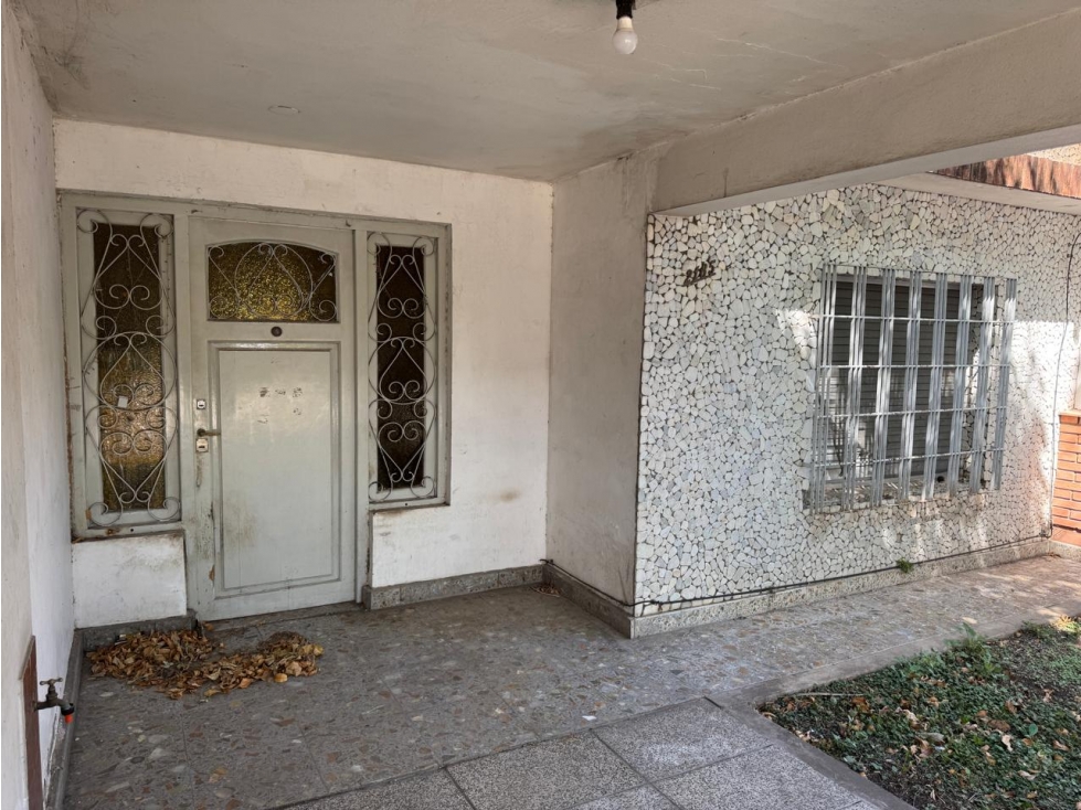 CASA AMERICANA EN VENTA. CASTELAR NORTE. EXCELENTE UBICACION - 2