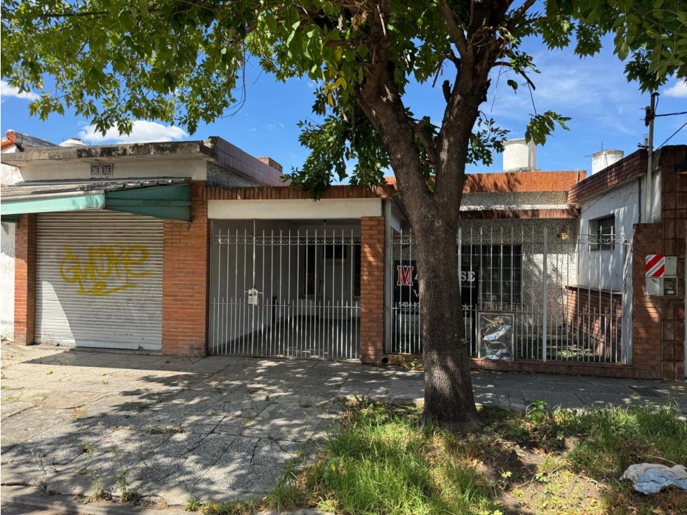 CASA AMERICANA EN VENTA. CASTELAR NORTE. EXCELENTE UBICACION - 1