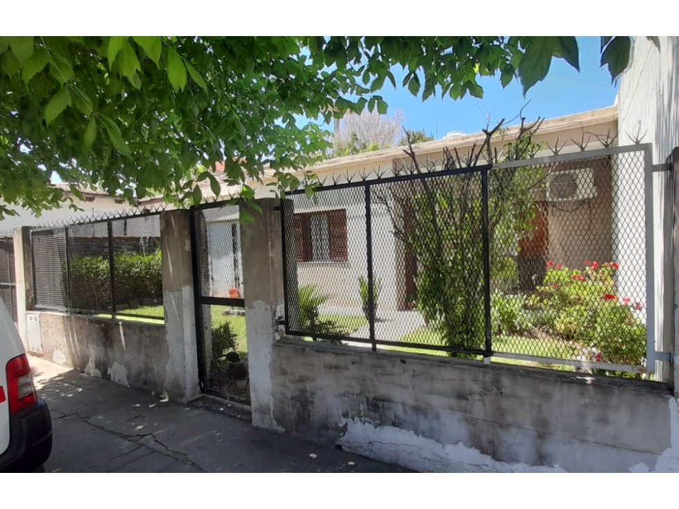 AMPLIA CASA AMERICANA S/CALLE ACONQUIJA EN VENTA. ITUZAINGO NORTE.