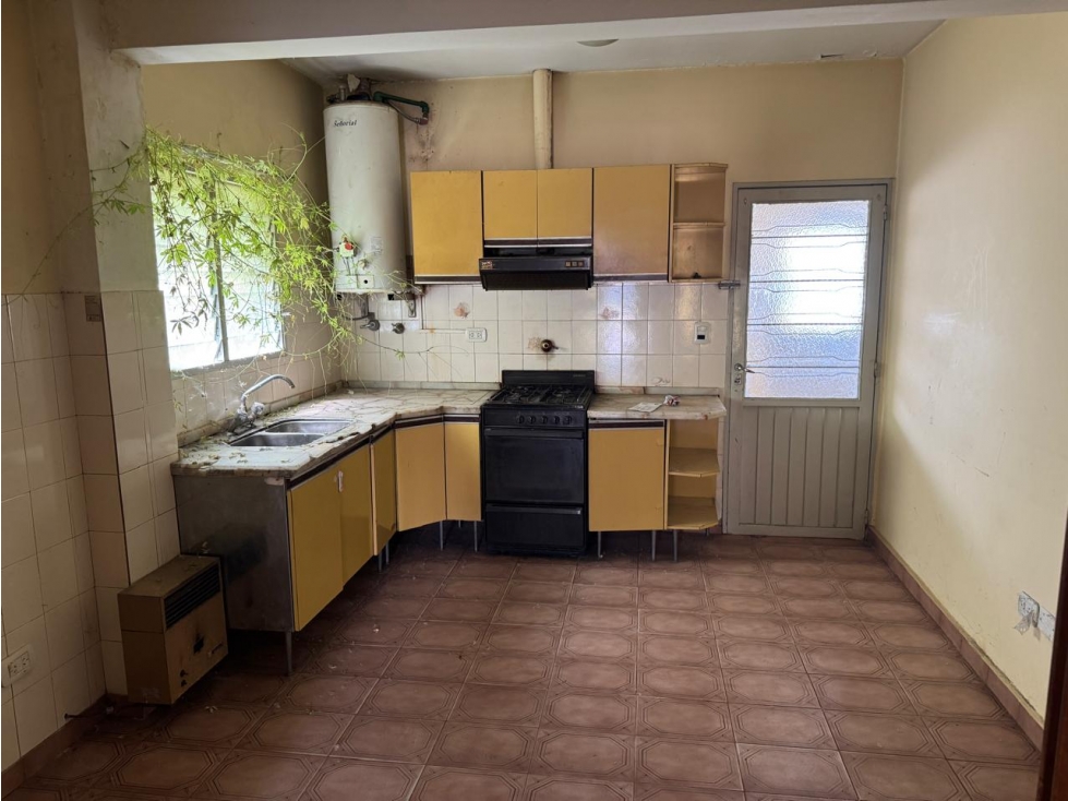 CASA AMERICANA EN VENTA. CASTELAR NORTE. EXCELENTE UBICACION - 4