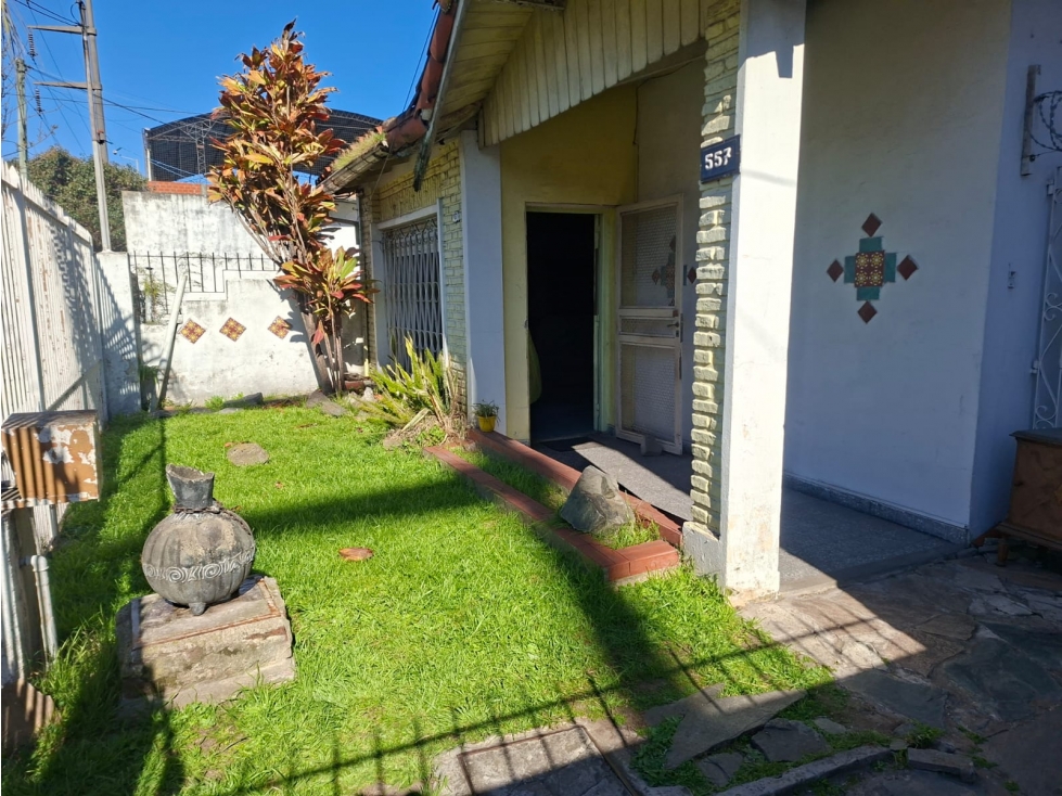 CHALET CON DEPTO EN VENTA. EXCELENTE UBICACION ITUZAINGO NORTE. — foto 2