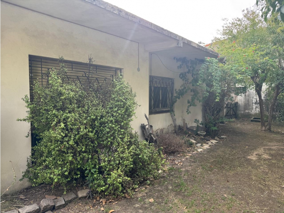 SOLIDA CASA AMERICANA sobre 2 LOTES. EN VENTA. ITUZAINGO NORTE - 1