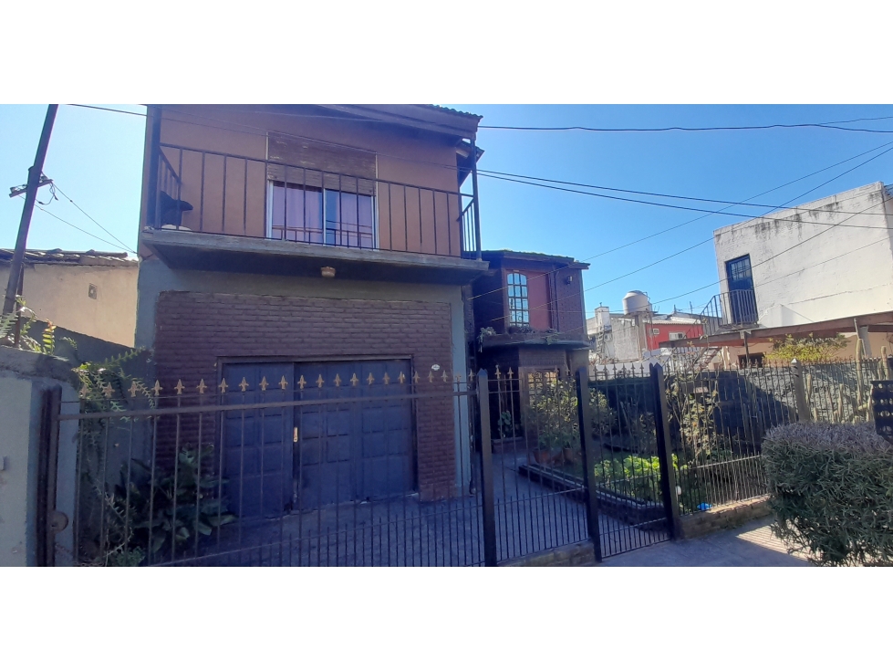 AMPLIO CHALET CON DEPARTAMENTO EN VENTA. ITUZAINGO NORTE