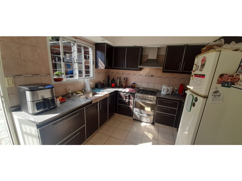 EXCELENTE CHALET A 200 MTS AV. BRANDSEN EN VENTA. PROXIMO A. OESTE - 6