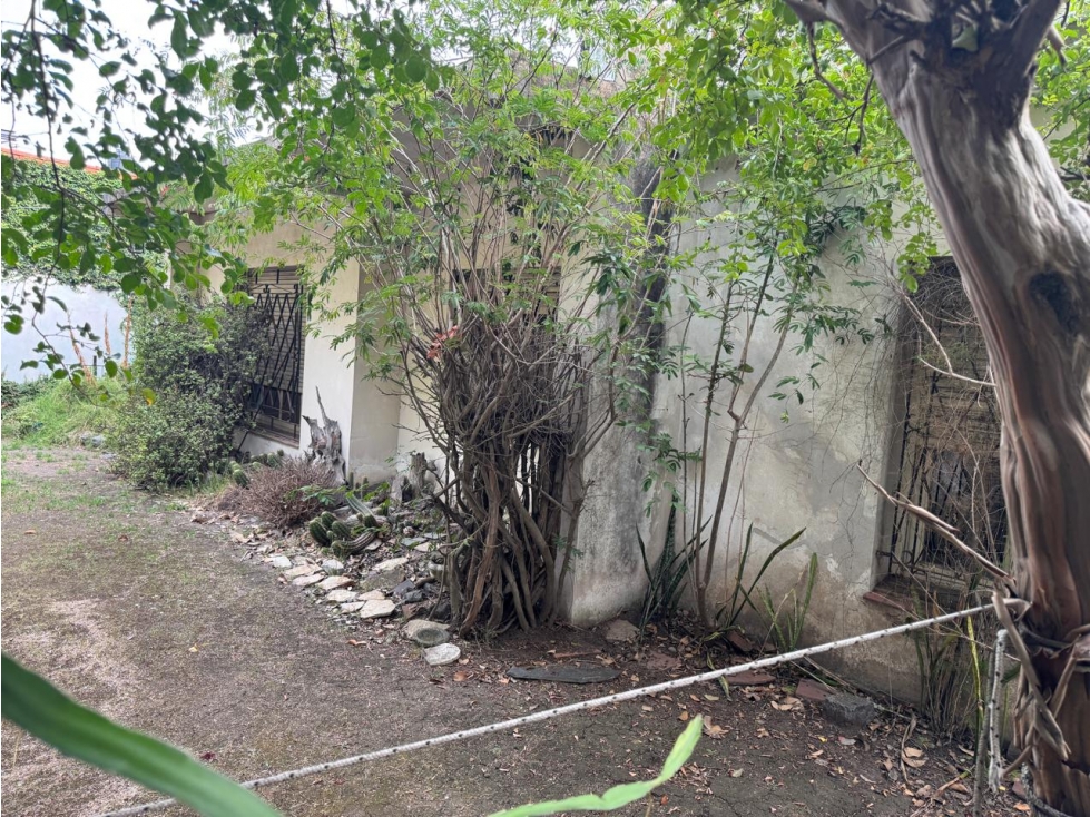SOLIDA CASA AMERICANA sobre 2 LOTES. EN VENTA. ITUZAINGO NORTE - 2