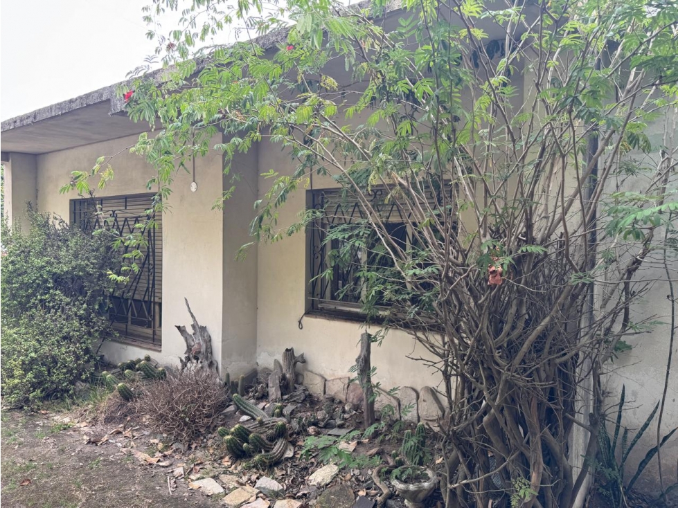 SOLIDA CASA AMERICANA sobre 2 LOTES. EN VENTA. ITUZAINGO NORTE - 3