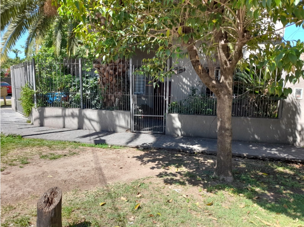 CASA AMERICANA CON DEPARTAMENTO EN VENTA - ITUZAINGO NORTE