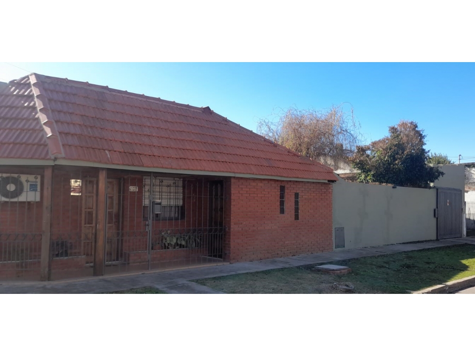 HERMOSA CASA AMERICANA EN VENTA. CASTELAR SUR - 2