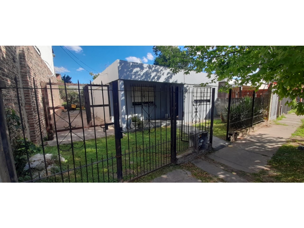AMPLIA CASA EN VENTA. VILLA UDAONDO. A 100 MTS. AV. MARTIN FIERRO