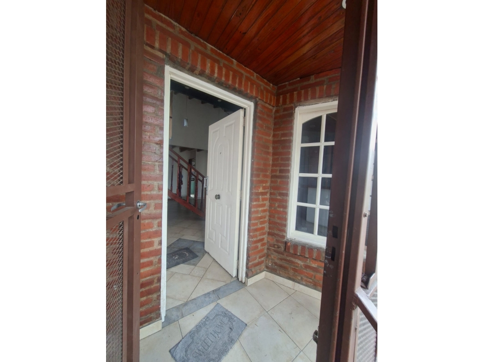 HERMOSA CASA EN PLANTA ALTA. EN ALQUILER Ituzaingó Norte — foto 3