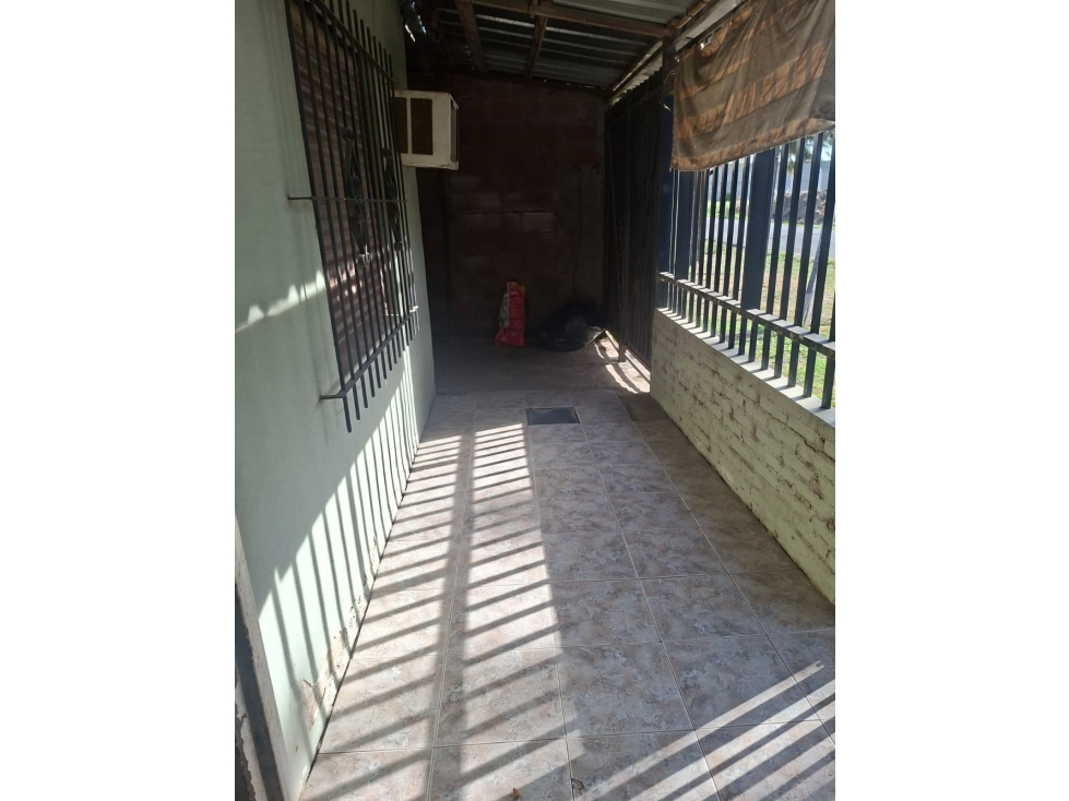 AMPLIA CASA AMERICANA A MEJORAR. MORENO. LOMAS DE MARILO EN VENTA. — foto 3