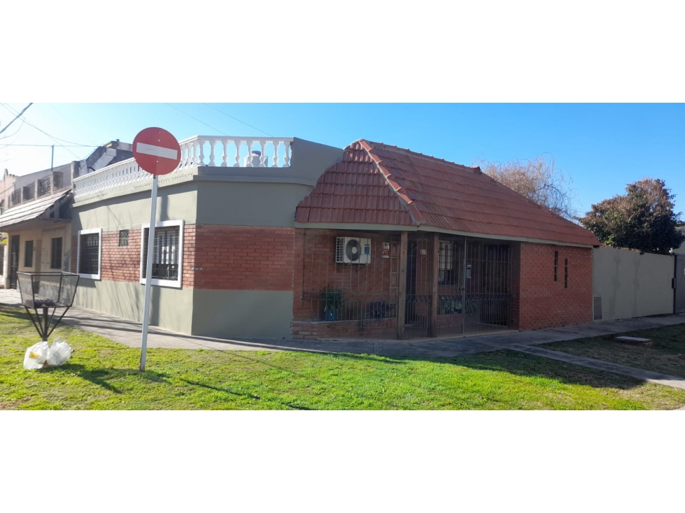 HERMOSA CASA AMERICANA EN VENTA. CASTELAR SUR - 1
