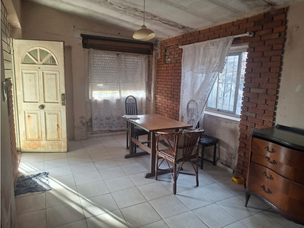 AMPLIA CASA AMERICANA A MEJORAR. MORENO. LOMAS DE MARILO EN VENTA. — foto 4