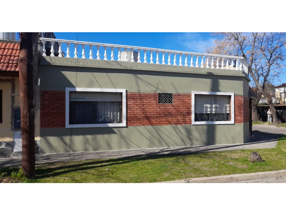 HERMOSA CASA AMERICANA EN VENTA. CASTELAR SUR - 3