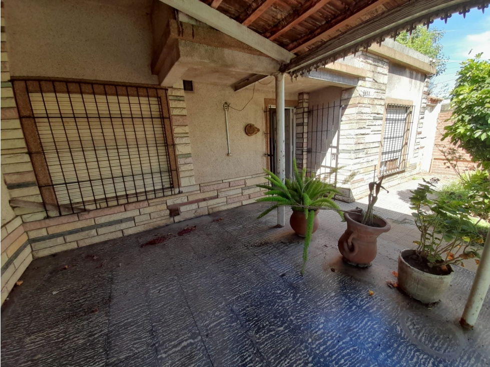 CASA AMERICANA SOBRE AMPLIO TERRENO EN VENTA. ITUZAINGÓ NORTE