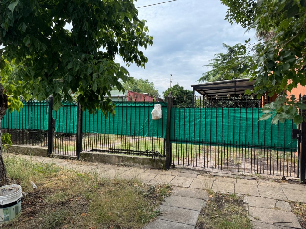 CHALET EN VENTA SOBRE AMPLIO TERRENO. ITUZAINGO NORTE