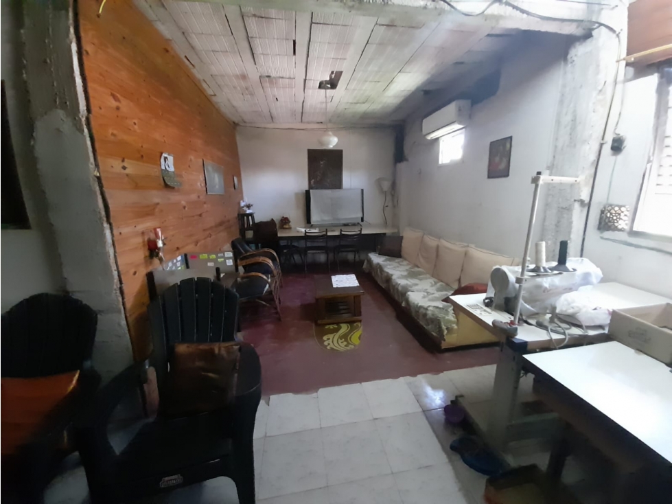 DOS VIVIENDAS. OPORTUNIDAD EN VENTA. ZONA SEMIINDUSTRIAL - 4