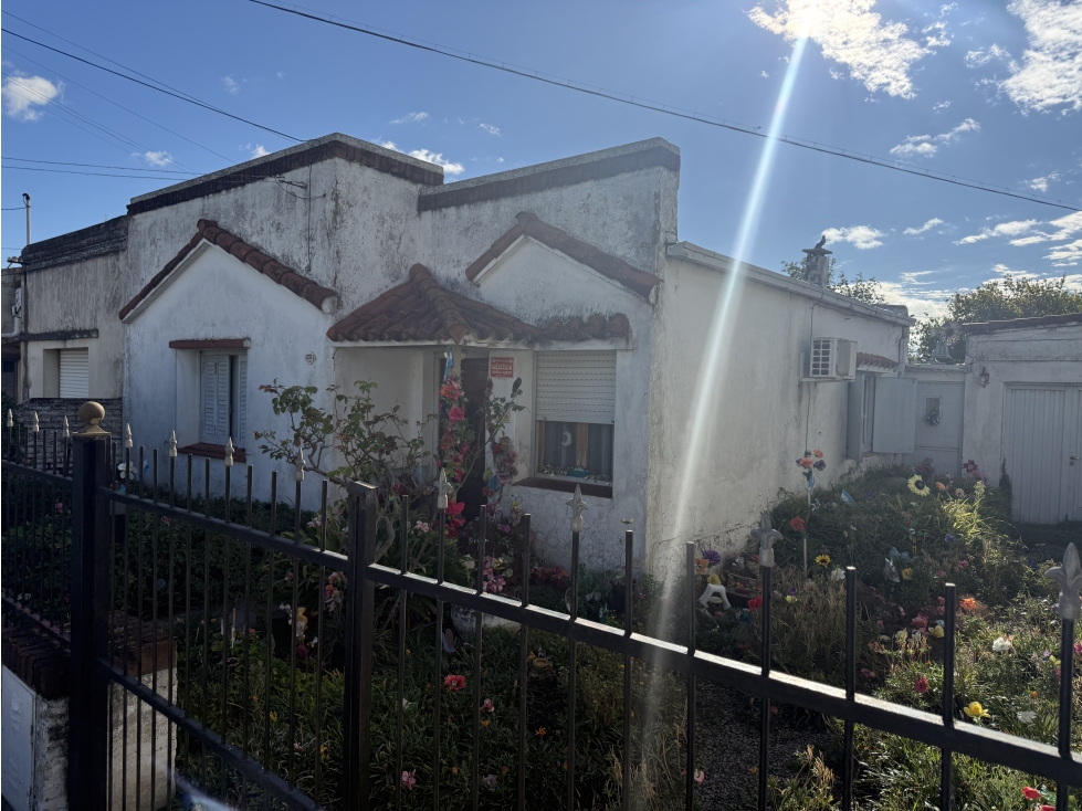 Casa tipo en lote de 10 x 45 mts...