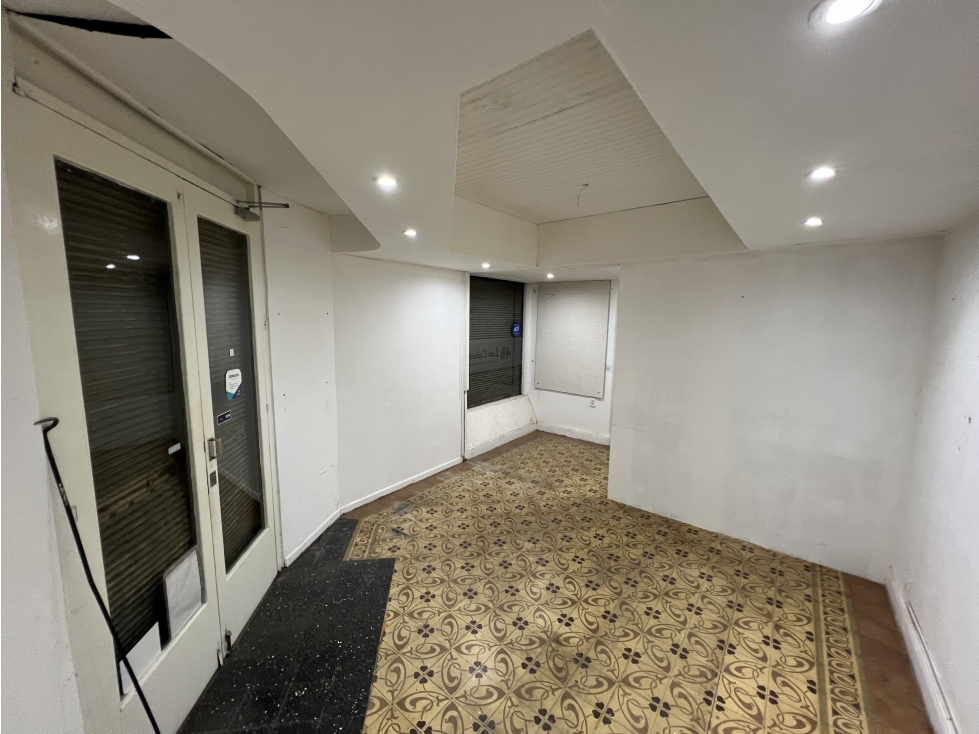Esquina comercial mas casa....Pleno Residencial.... - 2