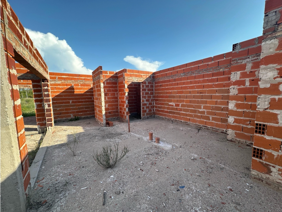 Lote en Barrio El Chañar II con construcción a terminar. - 3