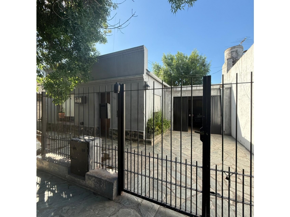 Casa centrica sobre Pasaje Sarmiento en Brandsen - 2